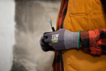 angolul beszélő villanyszerelő